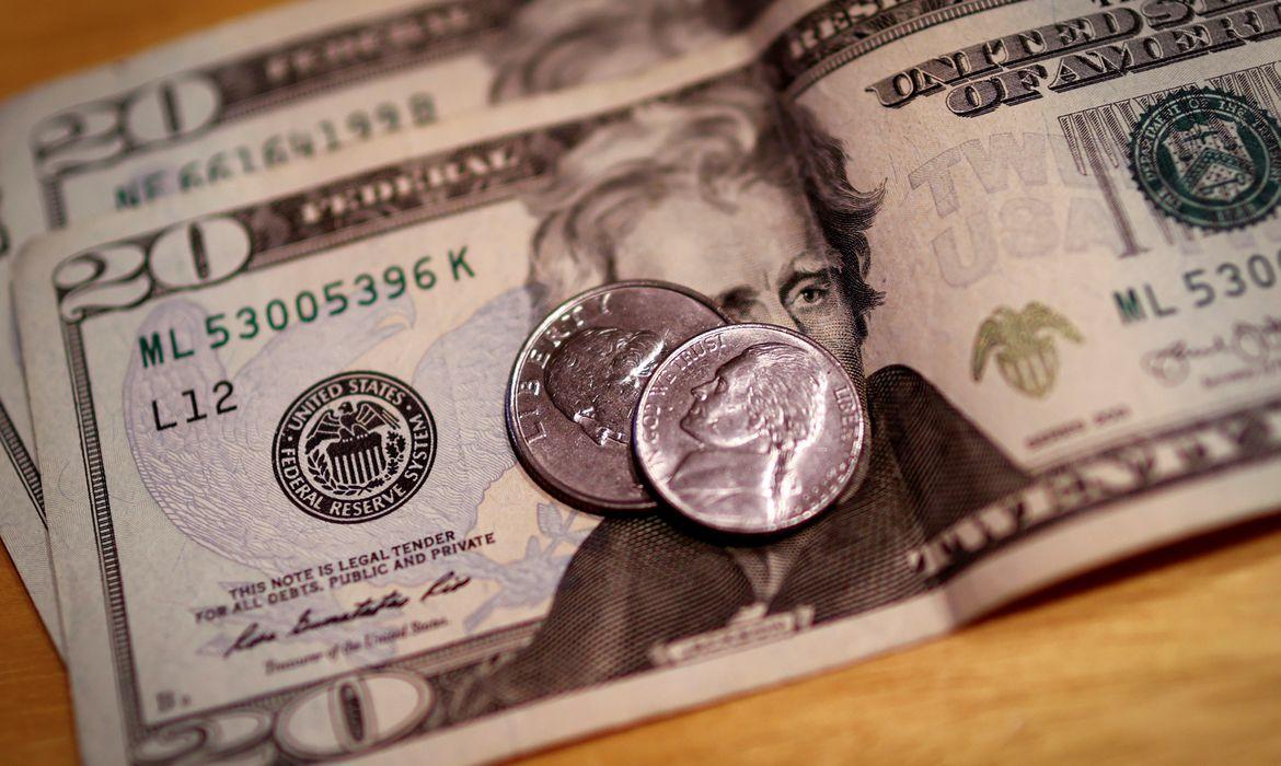 Dólar cai pela terceira sessão seguida e continua abaixo de R$ 5