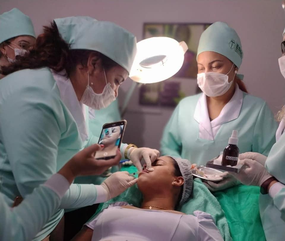 Primeira brasileira graduada em Cosmetologia da história do Brasil abre primeira faculdade de mesma formação na América