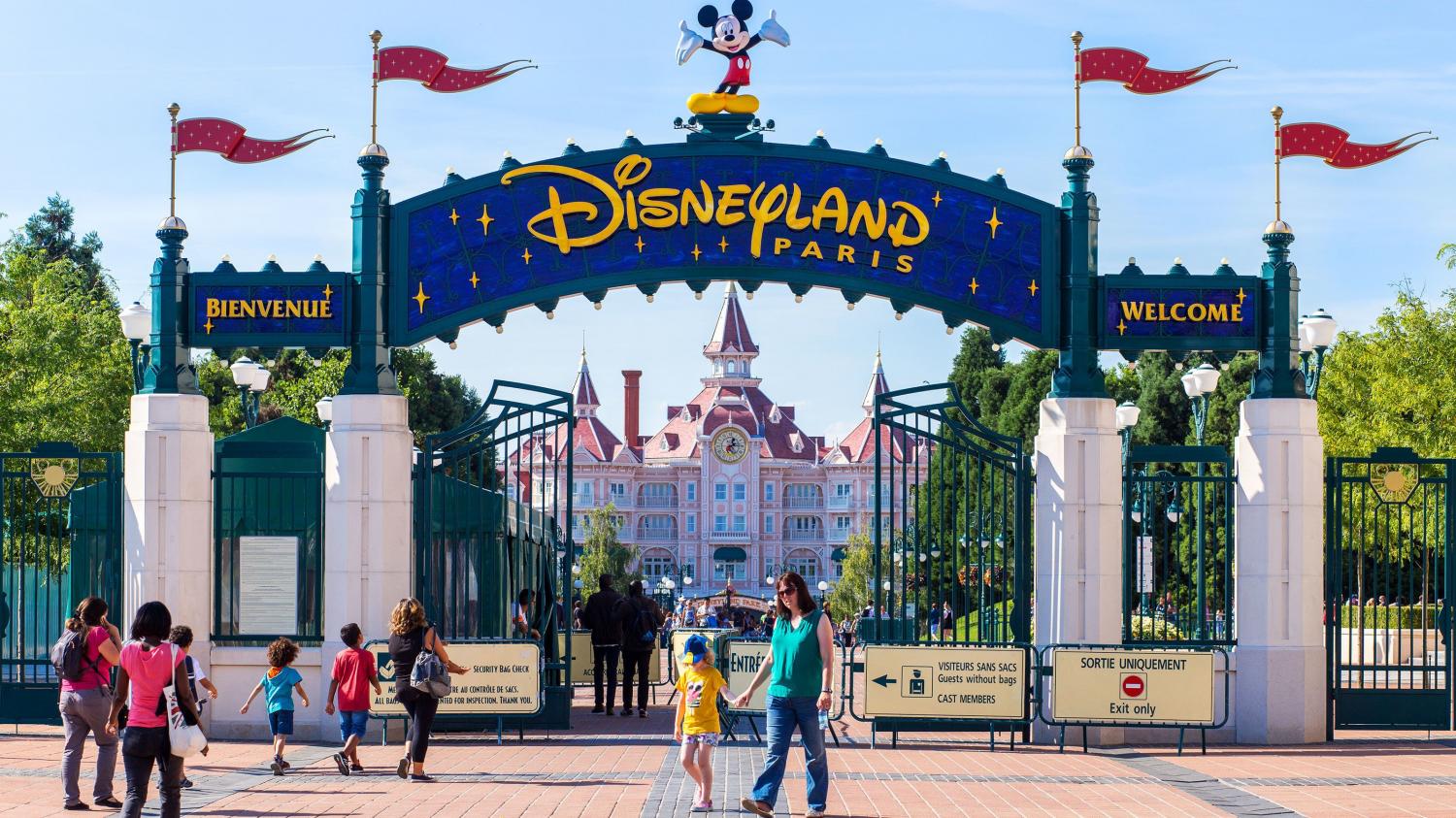 Turistas “madrugam” para visitar Disneyland Paris, que reabre após oito meses por causa da pandemia