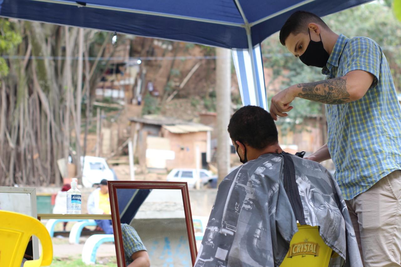 Com cortes de cabelo e entrega de doces, moradores tentam preservar praça na zona norte de SP