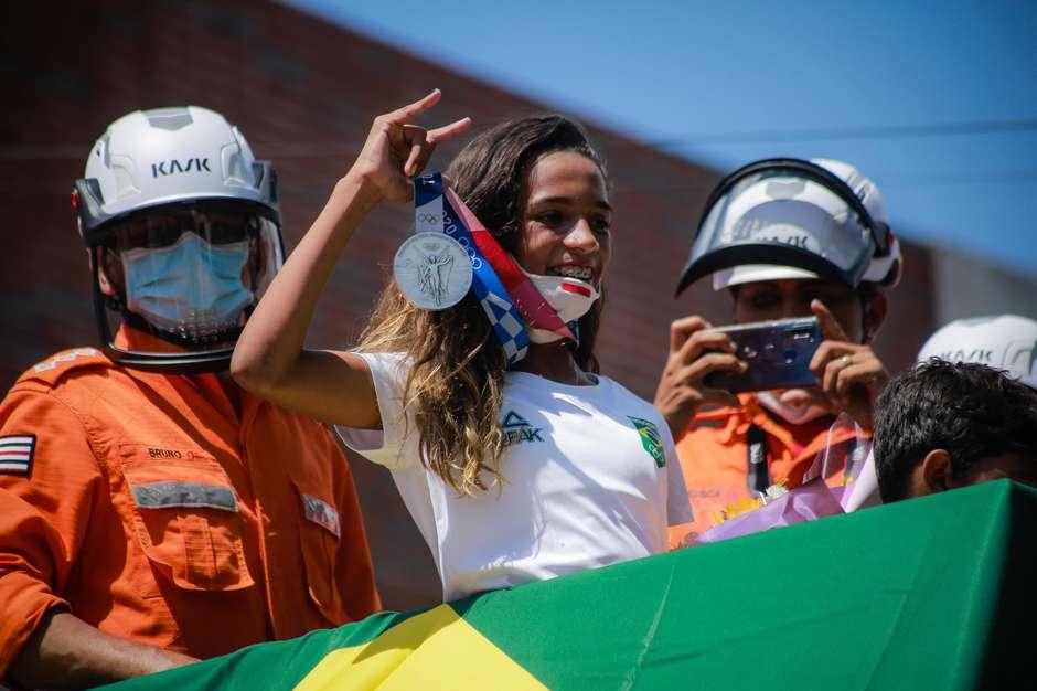 Medalhista, Rayssa retorna a Imperatriz com festa e desfile