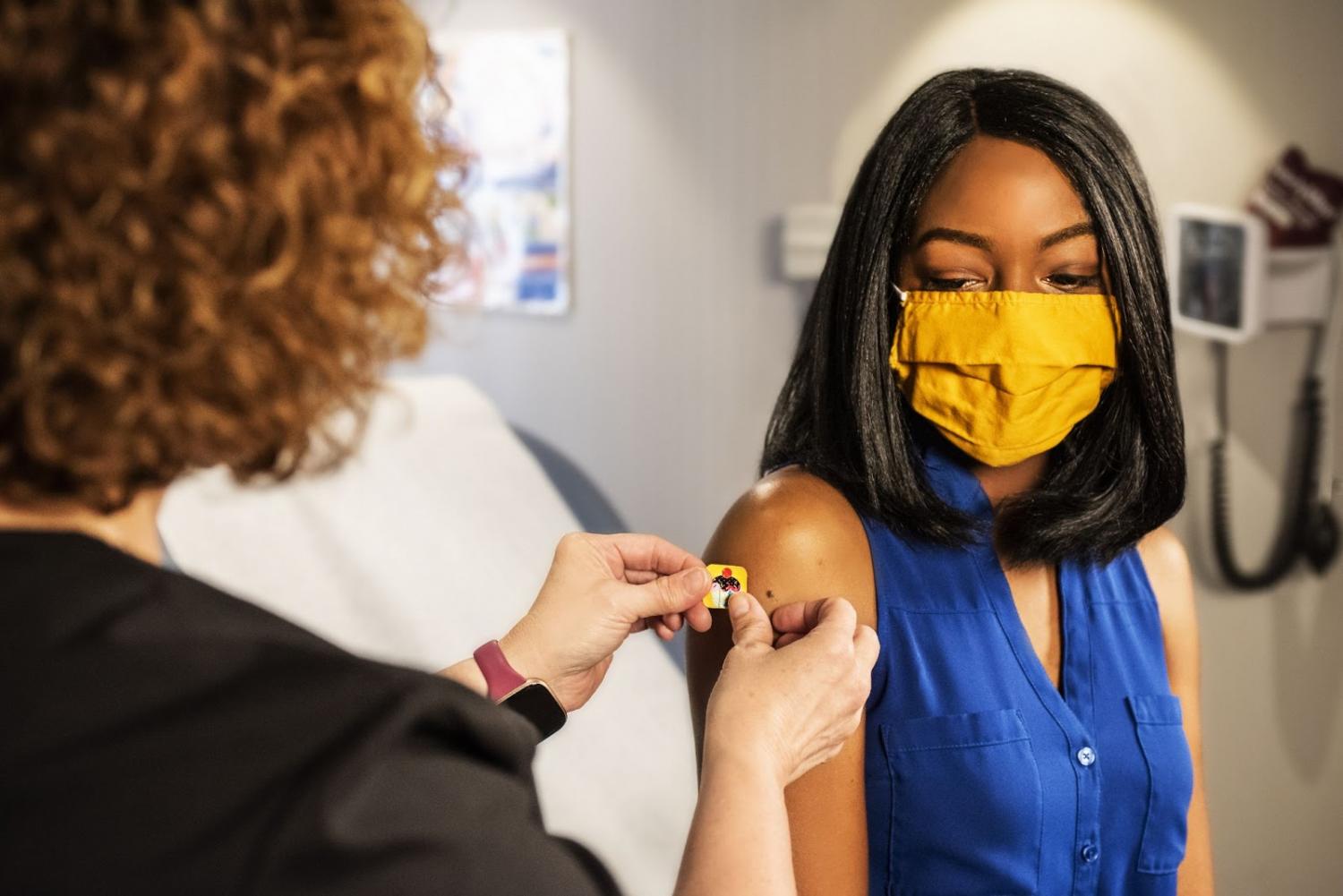 ‘Mesmo com vacina, é preciso se atentar à imunidade’, orienta especialista