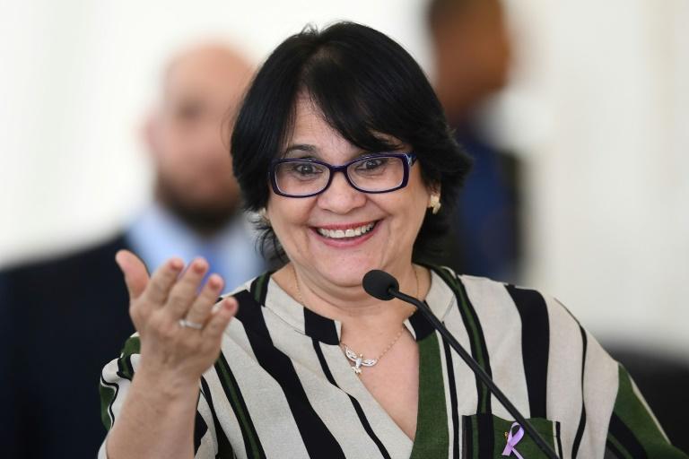 Ministra Damares e Roberto de Lucena visitam instituição de idosos que recebeu auxílio enviado pelo governo federal
