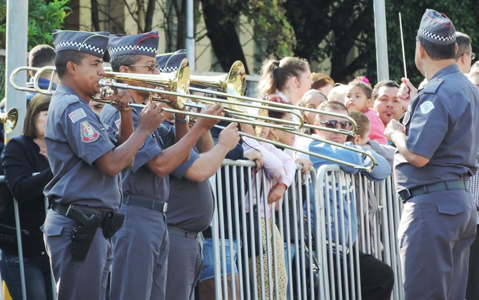 BANDA DA POLICIA MILITAR NO HASTEAMENTO DA BANDEIRA NO LGO.DO JAPONÊS