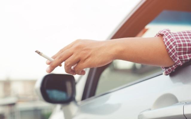 Jogar bituca de cigarro pela janela, se maquiar ao volante, buzinar sem parar... Detran.SP lista 10 multas incomuns