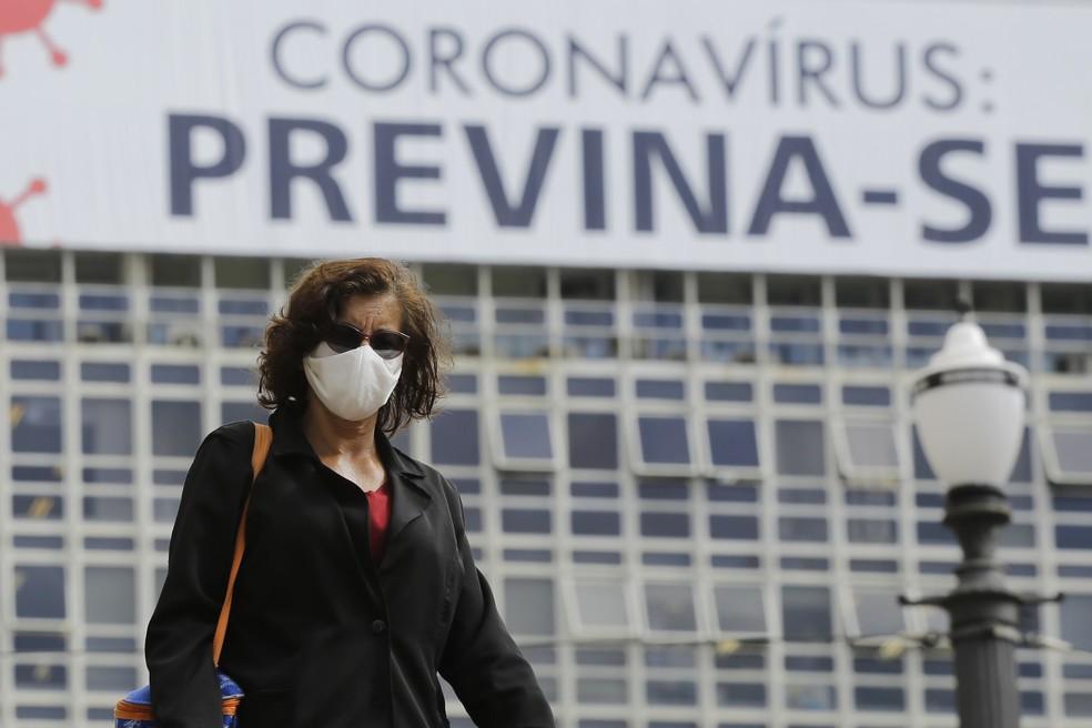 Lugar de máscara é no rosto, alerta infectologista e professor de Medicina da São Judas
