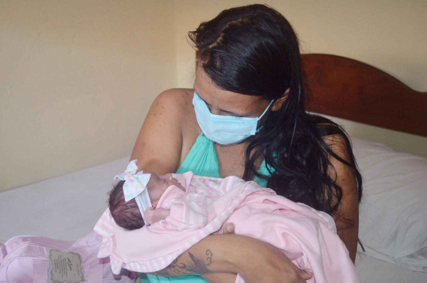 Mãe que estava intubada se emociona ao encontrar a filha recém-nascida pela primeira vez