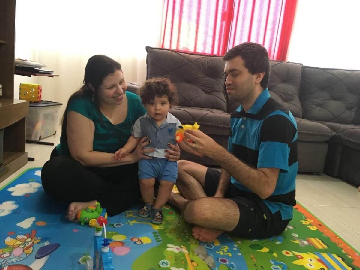 Pai com deficiência visual supera os desafios da paternidade