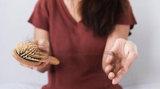 Queda de cabelo na pandemia: especialista indica 4 tratamentos capilares que podem salvar os fios