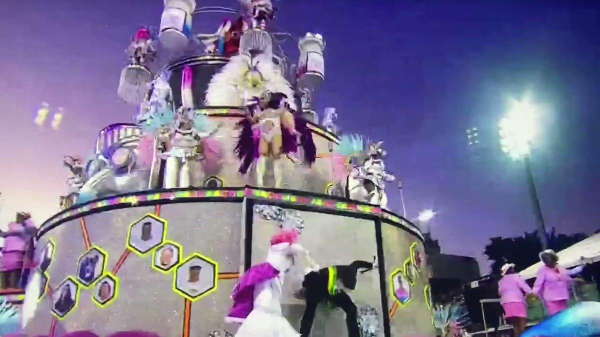 No Carnaval de SP, Bolsonaro vira jacaré depois da vacina .