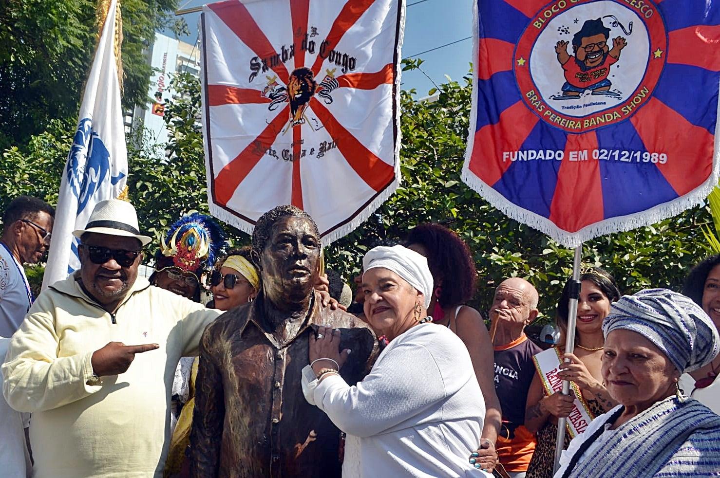 Prefeitura inaugura escultura de Geraldo Filme na Praça David Raw