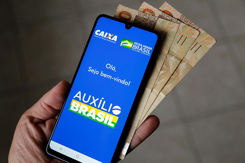 Governo antecipa calendário do Auxílio Brasil