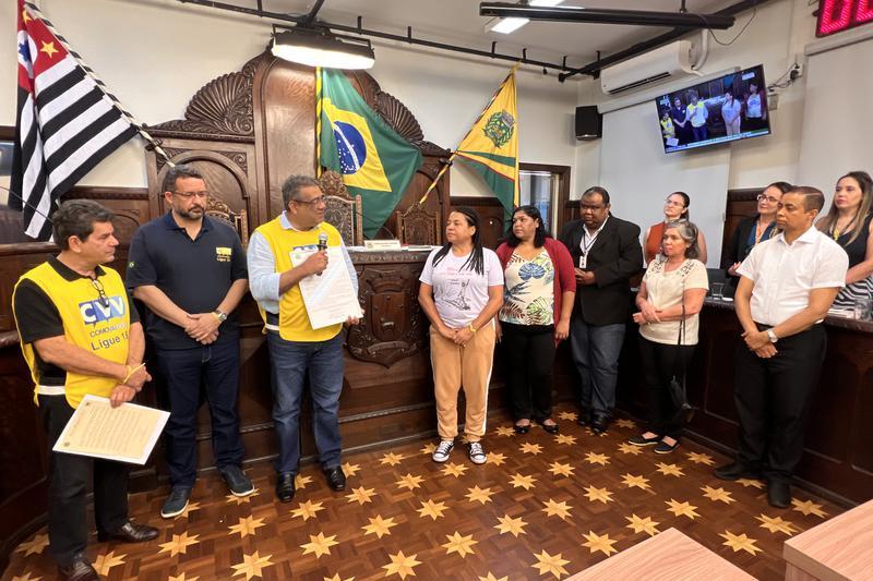 Estela Almagro entrega Moção de Aplauso ao CVV de Bauru