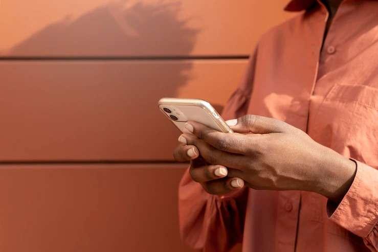 Ministério da Justiça ordena que Apple suspenda venda de iPhones sem carregador