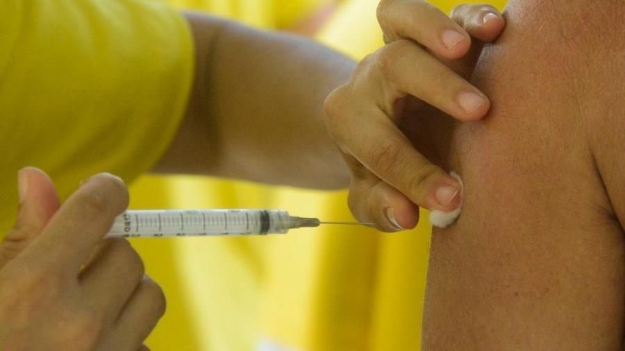 Vacinas bivalente contra Covid-19 e contra a gripe estão disponíveis a pessoas em situação de rua