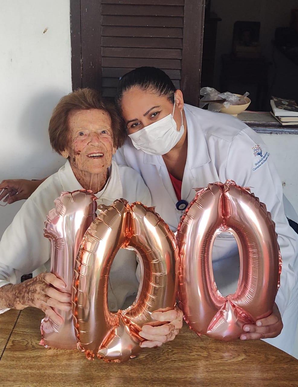 Paciente centenária ganha festa de aniversário surpresa de equipe do PAI da UBS Dr. José Toledo Piza