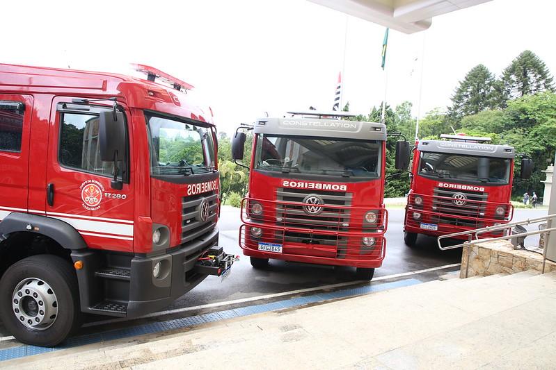 Governo de SP entrega 61 viaturas durante formatura de oficiais bombeiros