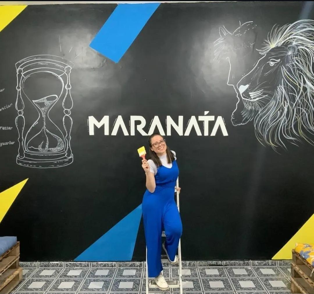 Artista transforma paredes em tela e promove bem-estar através da arte