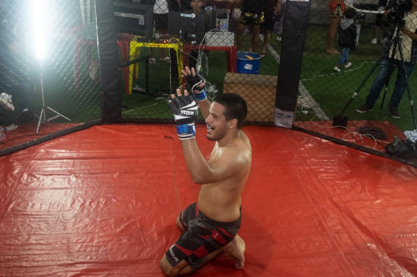 Das lutas da vida ao cage: Felipe Zafenate vence em estreia profissional no MMA