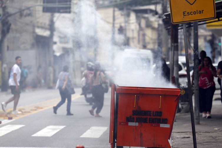 Moradores retiram cerca de 50 corpos em área de mata após operação  
