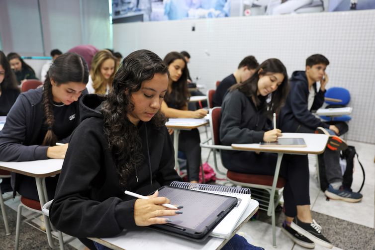 Conheça as regras para a prova de redação do Enem 2025 no domingo