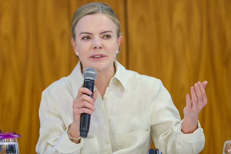 Gleisi divulga apoio à presidenta do México, alvo de assédio