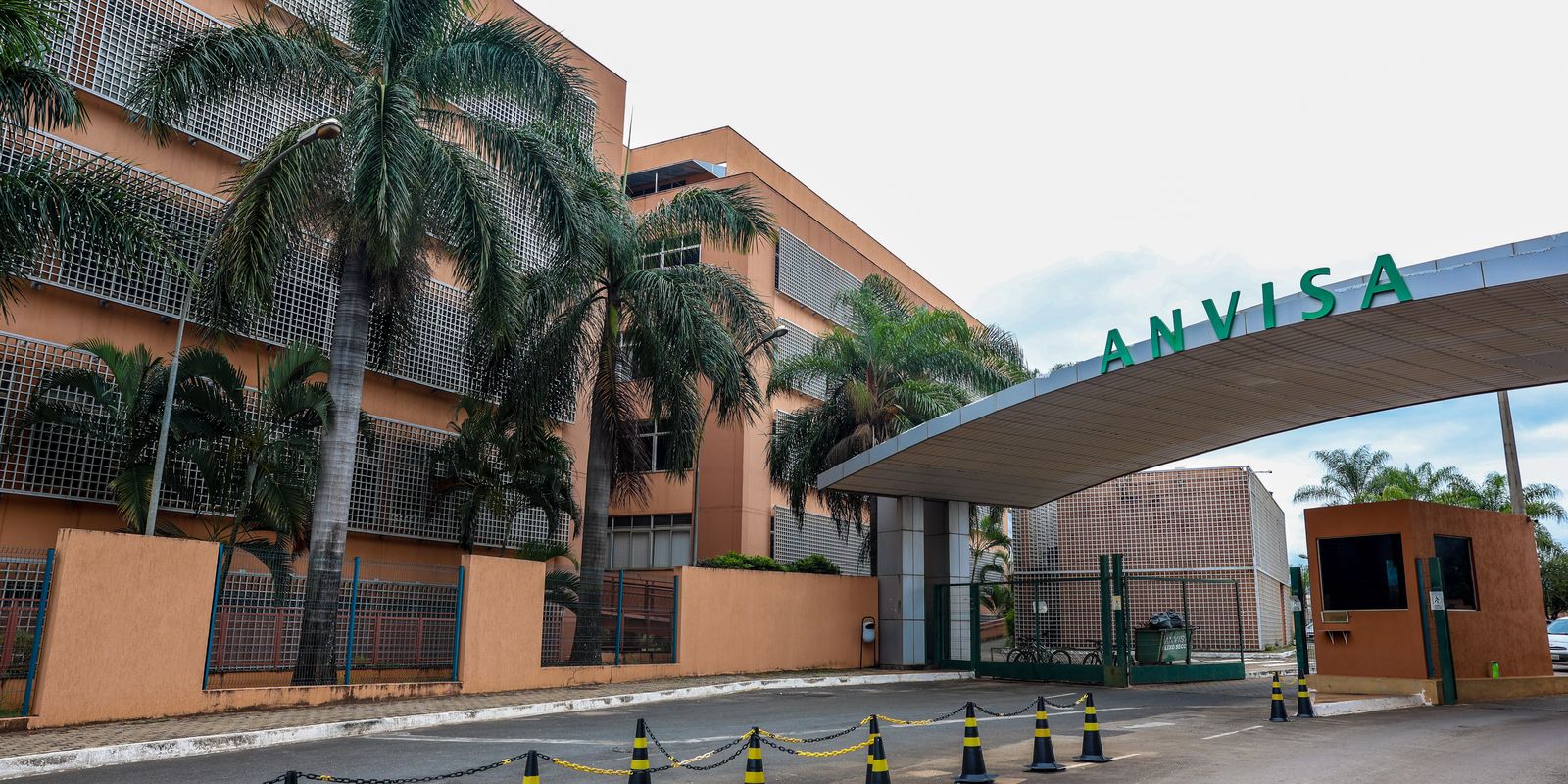 Anvisa proíbe venda de leite condensado e dois suplementos