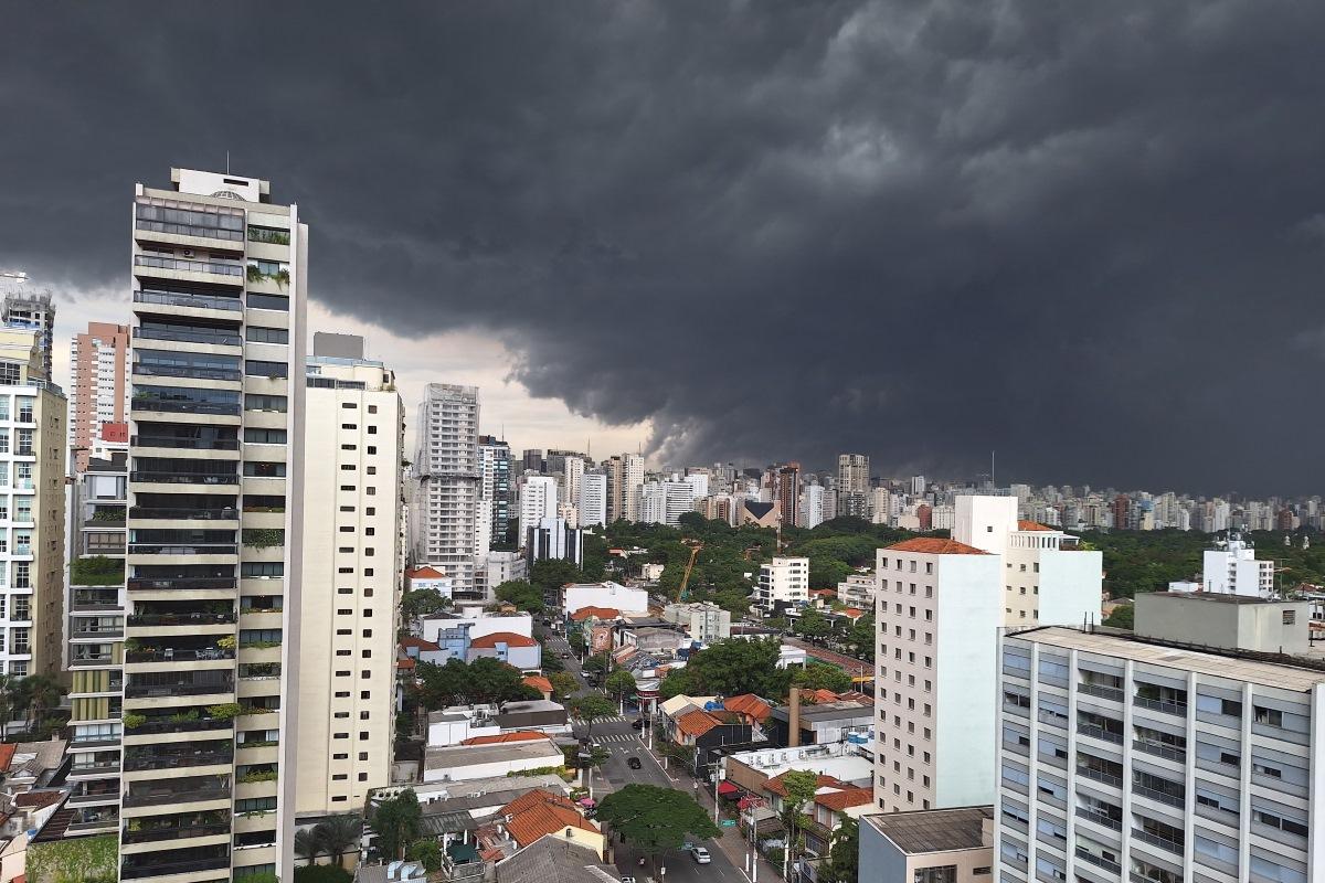 Defesa Civil emite alerta para chuva forte nesta segunda e terça-feira