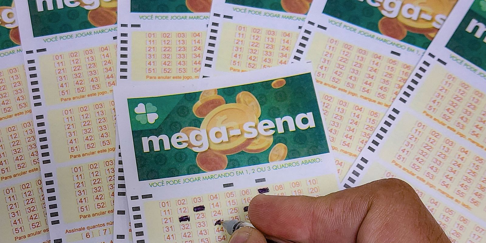 Mega-Sena acumula e prêmio vai a R$ 105 milhões 