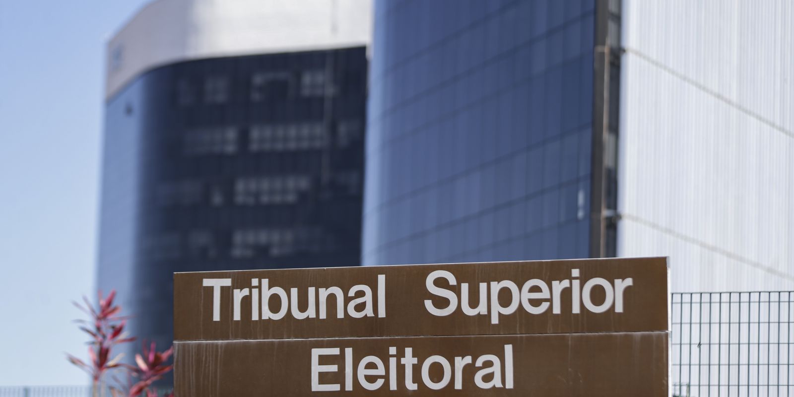 TSE julga liminar que suspendeu pesquisa desfavorável a Flávio