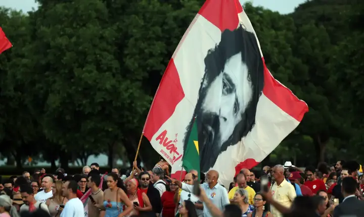 Lula e eleitores idosos se emocionam em “festa de aniversário”